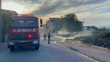 Boş arazide başlayan yangın ormana ulaşamadan söndürüldü
