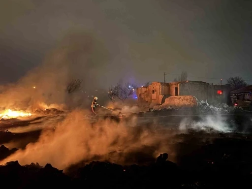 Boş arazide &ccedil;ıkan yangın m&uuml;stakil eve sı&ccedil;ramadan s&ouml;nd&uuml;r&uuml;ld&uuml;

