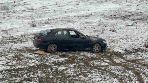 Boş araziye u&ccedil;an otomobilin s&uuml;r&uuml;c&uuml;s&uuml; yaralandı
