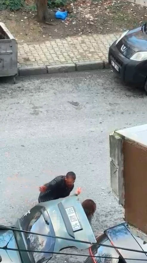 Boşanma aşamasında olduğu eşinin sevgilisine sokakta bı&ccedil;akla saldırdı