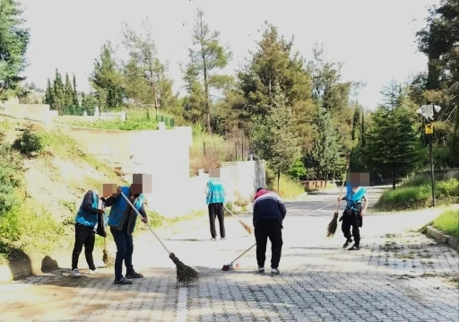 Boyabat&rsquo;ta y&uuml;k&uuml;ml&uuml;ler mezarlıkları bayrama hazırladı
