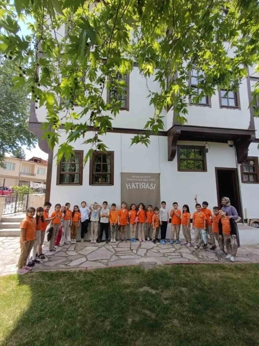 Boyabatlı minikler ge&ccedil;mişin k&uuml;lt&uuml;r&uuml;n&uuml; m&uuml;zede keşfetti
