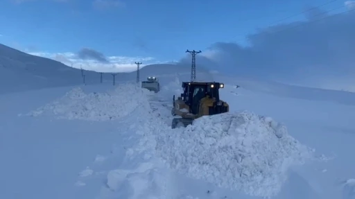 Böyle kar görülmedi: Kalınlık dozeri aşıyor
