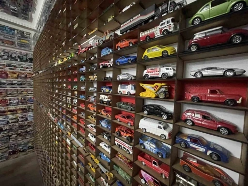B&ouml;ylesi g&ouml;r&uuml;lmedi, evinde 15 bin maket otomobiliyle yaşıyor
