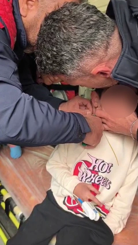 Boynuna plastik kelep&ccedil;e ge&ccedil;iren &ccedil;ocuk kurtarıldı
