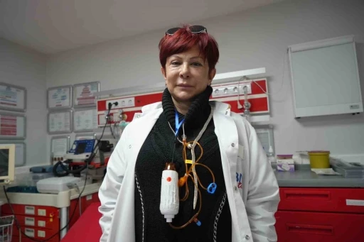 Boynunda kemoterapi, kalbinde meslek aşkı: İki farklı kanser ile m&uuml;cadele eden hekimin sarsılmaz azmi
