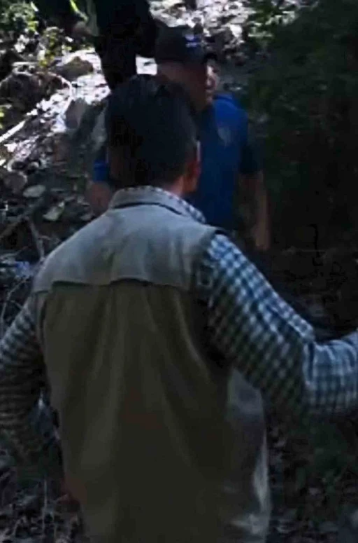 Boz ayı avlayan iki avcı fotokapana yakalandı
