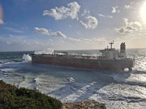 Bozcaada a&ccedil;ıklarında boş ham petrol tankeri karaya oturdu
