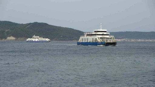 Bozcaada ve G&ouml;k&ccedil;eada&rsquo;ya feribot seferlerine fırtına engeli
