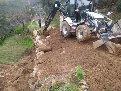 Bozdoğan Belediyesi ekipleri sağanak yağış sonrası &ccedil;alışmalarını s&uuml;rd&uuml;r&uuml;yor
