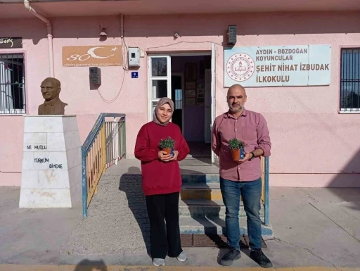 Bozdoğan Belediyesi’nden öğretmenlere karanfil çiçeği
