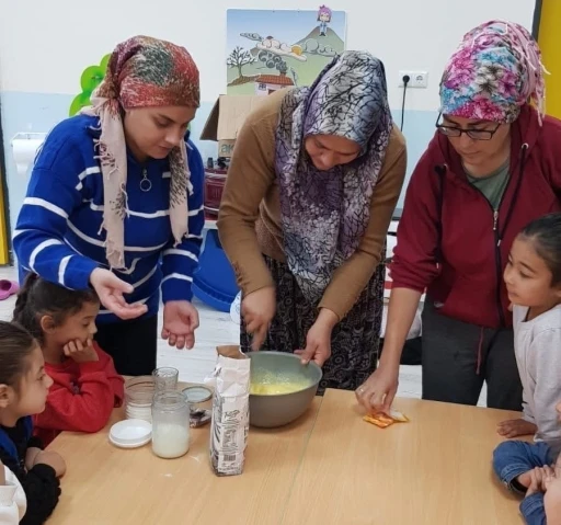 Bozdoğan&rsquo;da minikler ekmek yapmasını &ouml;ğrendi
