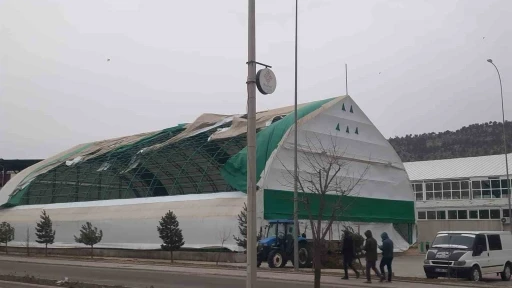 Bozkır&rsquo;da fırtına &ccedil;atıları u&ccedil;urdu, ağa&ccedil;ları devirdi
