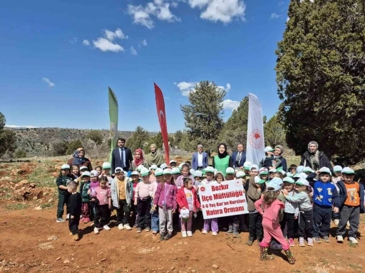 Bozkır&rsquo;da minik &ouml;ğrencilerden fidan dikme etkinliği
