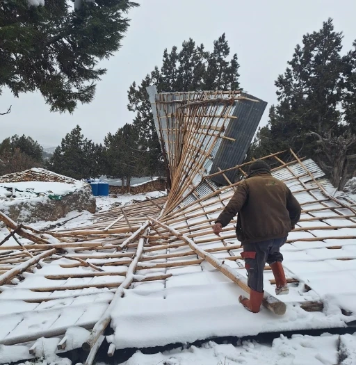 Bozkır&rsquo;da şiddetli fırtına ahırın &ccedil;atısını u&ccedil;urdu
