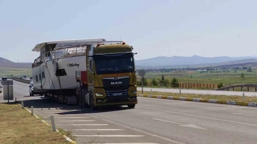 Bozkırda karadan giden yat, görenleri şaşkına çevirdi
