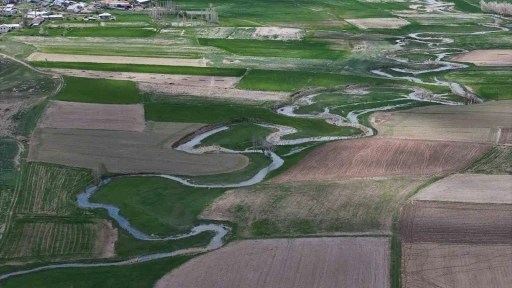 Bozkırda nadir g&ouml;r&uuml;len menderes ıslah &ouml;ncesi dron ile g&ouml;r&uuml;nt&uuml;lendi
