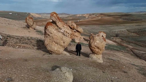 Bozkırın ortasındaki devasa kayalar köylünün merak konusu oldu
