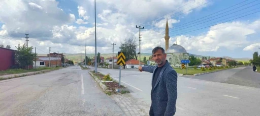 Bozuk yollar tepki &ccedil;ekti, mahalleli isyan etti
