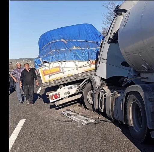 Boz&uuml;y&uuml;k&rsquo;te 2 tır &ccedil;arpıştı, 1 yaralı
