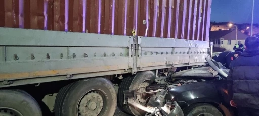 Boz&uuml;y&uuml;k&rsquo;te otomobil, park halindeki tıra arkadan &ccedil;arptı: 1 &ouml;l&uuml;, 1 yaralı
