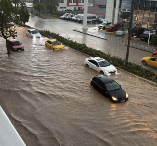 Boz&uuml;y&uuml;k&rsquo;te sağanak yağış hayatı olumsuz etkiledi
