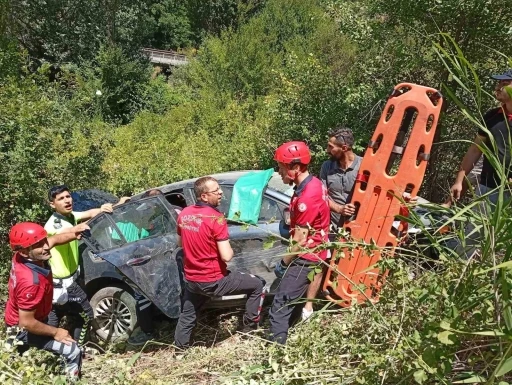 Bozüyük’te şarampole devrilen otomobildeki 3 kişi yaralandı
