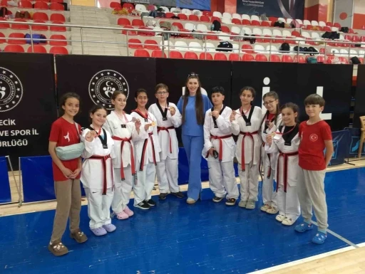 Boz&uuml;y&uuml;kl&uuml; taekwondocular başarılarıyla g&ouml;z doldurdu

