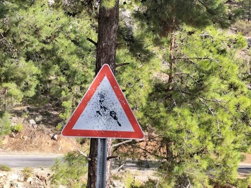 Bozyazı yayla yolunda trafik levhalarına kurşunlu saldırı