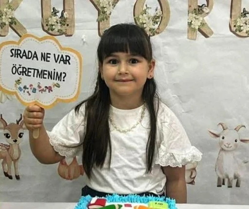 Bu acıya y&uuml;rek dayanmaz, babası 7 yaşındaki kızının tabutunu taşıdı
