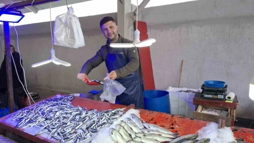 Bu aile &uuml;yeleri 60 yıldır il&ccedil;e pazarlarında balık satışı yapıyor
