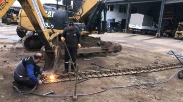 Bu belediye hizmet araçlarının bakım ve tamirini kendisi yapıyor
