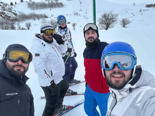 Bu da hoparlörlü kayak: Sırtına bağladığı büyükçe hoparlörle hem kaydı hem de eğlendirdi
