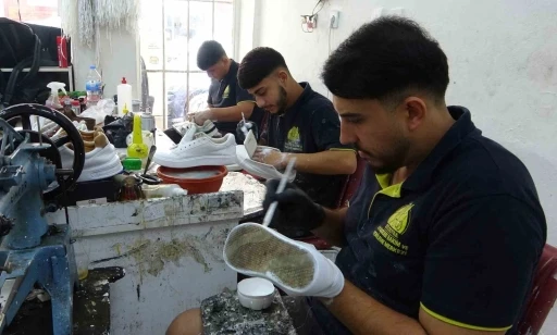 Bu da modern ayakkabı tamircisi: Babadan kalma mesleğini artık milyonlar izliyor, her ilden talep geliyor
