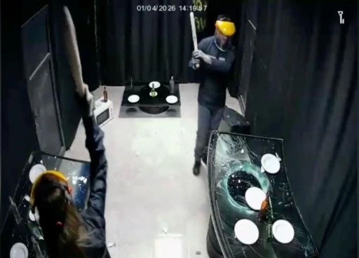 Bu eve gelen her şeyi kırıp d&ouml;k&uuml;yor
