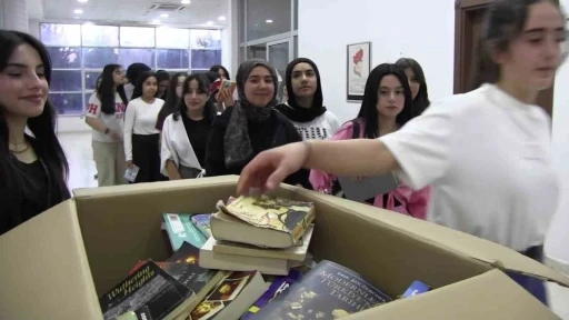 Bu g&ouml;steri biletle değil, kitapla seyrediliyor
