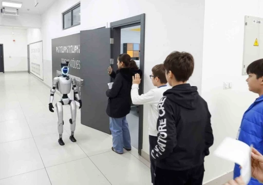 Bu il&ccedil;ede sınava giren &ouml;ğrencileri insansı robot karşılıyor
