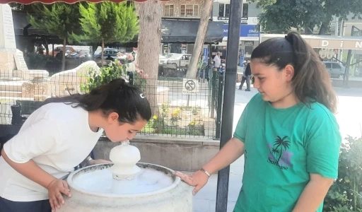 Bu ilçenin sokaklarındaki çeşmelerden 100 yılı aşkındır buz gibi doğal kaynak suyu akıyor
