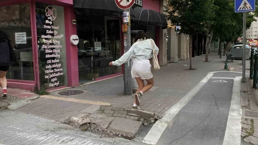 Bu kaldırımdaki hasar yayalar i&ccedil;in d&uuml;şme riski oluşturuyor
