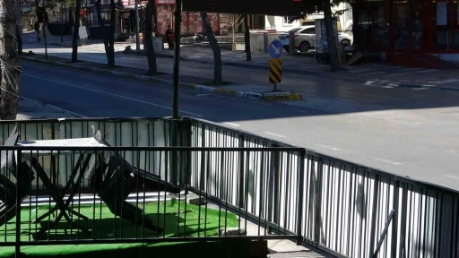 Bu kavşağa giren s&uuml;r&uuml;c&uuml;ler kaza sonucu ya sanayiye ya da hastaneye gidiyor
