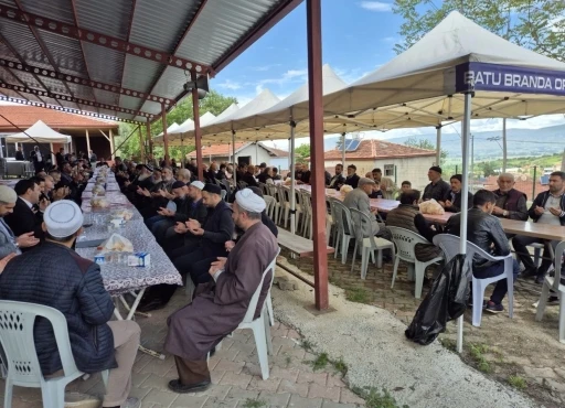 Bu kez yağmur i&ccedil;in değil, ş&uuml;k&uuml;r i&ccedil;in toplandılar
