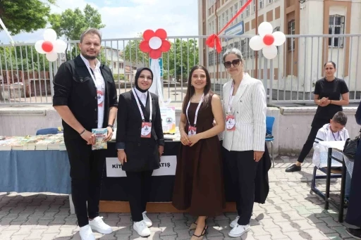 Bu kitabın 100 yazarı var
