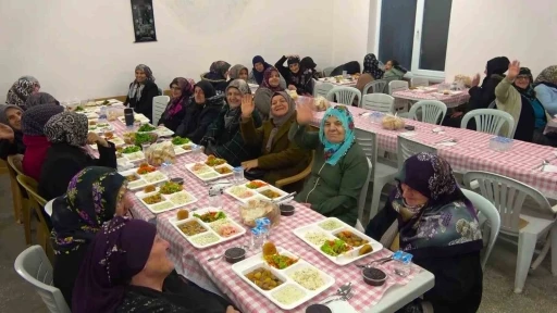 Bu k&ouml;yde Ramazan boyunca yemeklere kadın eli değmiyor

