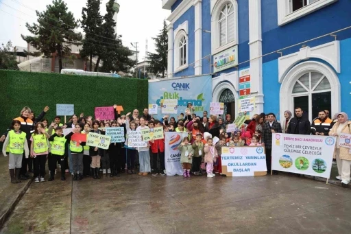 Bu markette para ge&ccedil;miyor, gen&ccedil;ler &ccedil;evre bilinci kazanıyor
