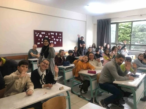Bu okulda veliler &ccedil;ocuklarıyla sınava girdi...

