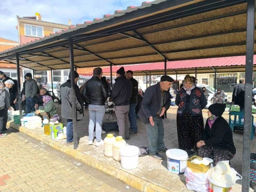 Bu pazarda satılan ürünlerin hepsi doğal ve yöresel
