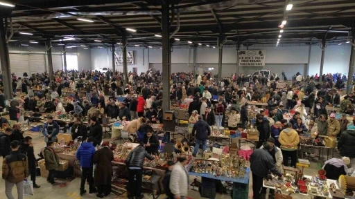 Bu pazarda tezgahtakiler ge&ccedil;mişe g&ouml;t&uuml;r&uuml;yor
