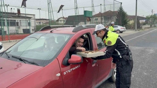 Bu sefer ceza değil, çikolata dağıttılar
