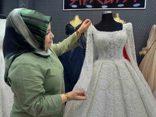 Bu sezon dantel ve kaburga gelinlik modelleri reva&ccedil;ta
