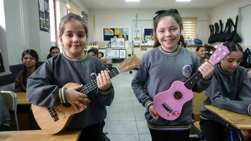 Bu sınıfta t&uuml;m &ouml;ğrenciler enstr&uuml;man &ccedil;alıyor
